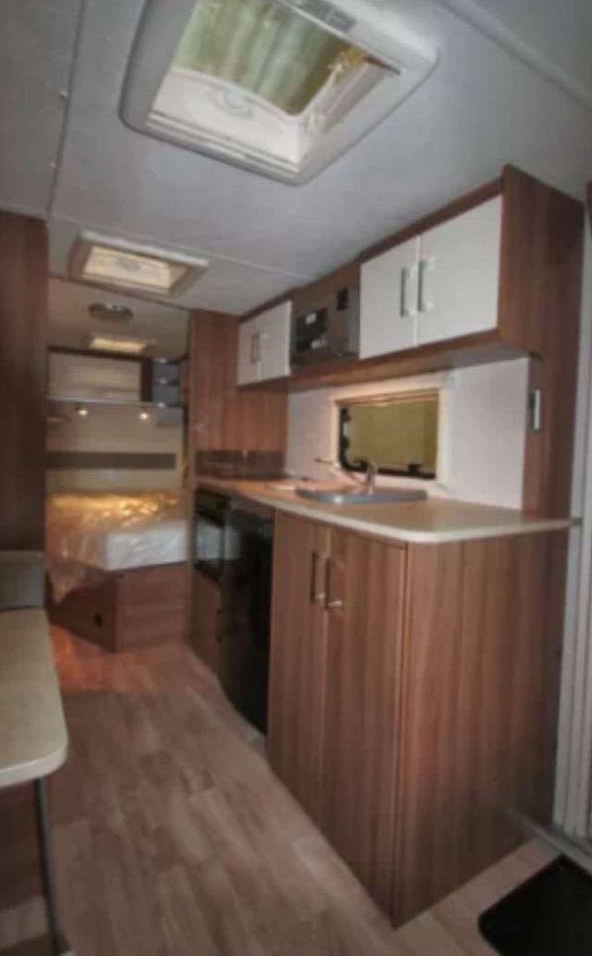 2015 BRAND NEW LUNAR VENUS 620/6 BERTH UNUSED TWIN AXLE CARAVAN WITH FIXED BED *PLUS VAT* - Image 8 of 14