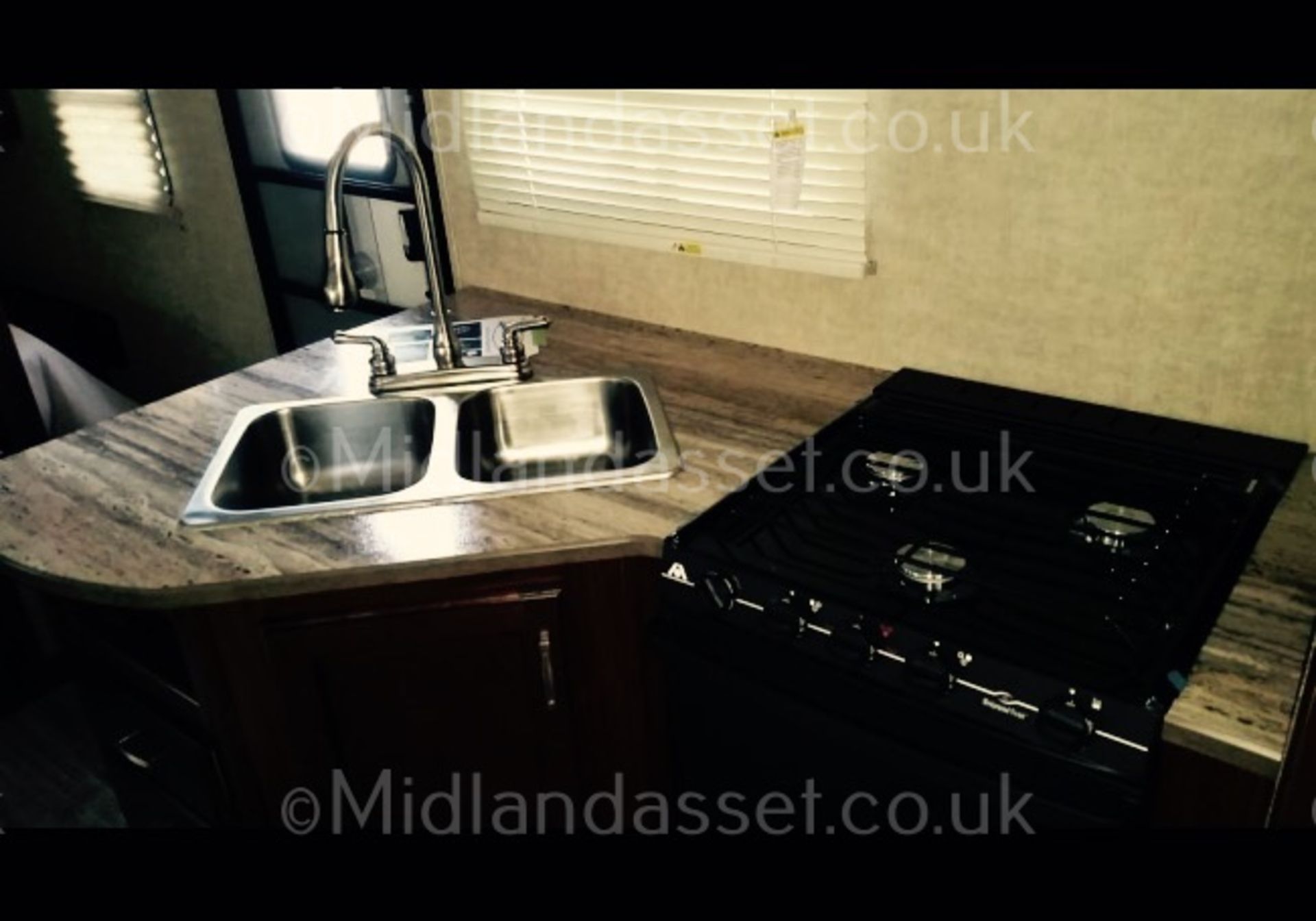 BRAND NEW 2015 SPEC HEARTLAND SUNDANCE 24BHSS LIGHTWEIGHT TRAVEL TRAILER 9 BERTH *PLUS VAT* - Image 7 of 11