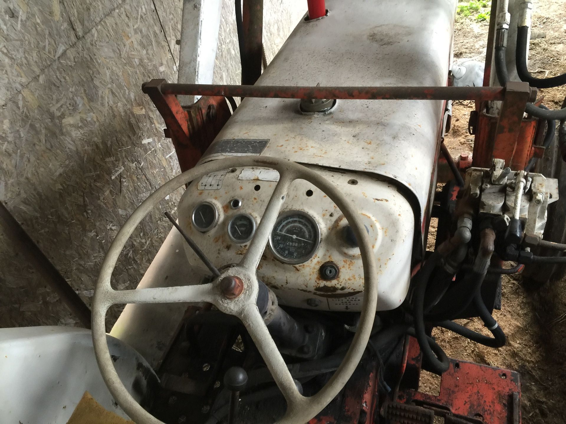 David Brown 885 tractor c/w front loader - Image 6 of 17