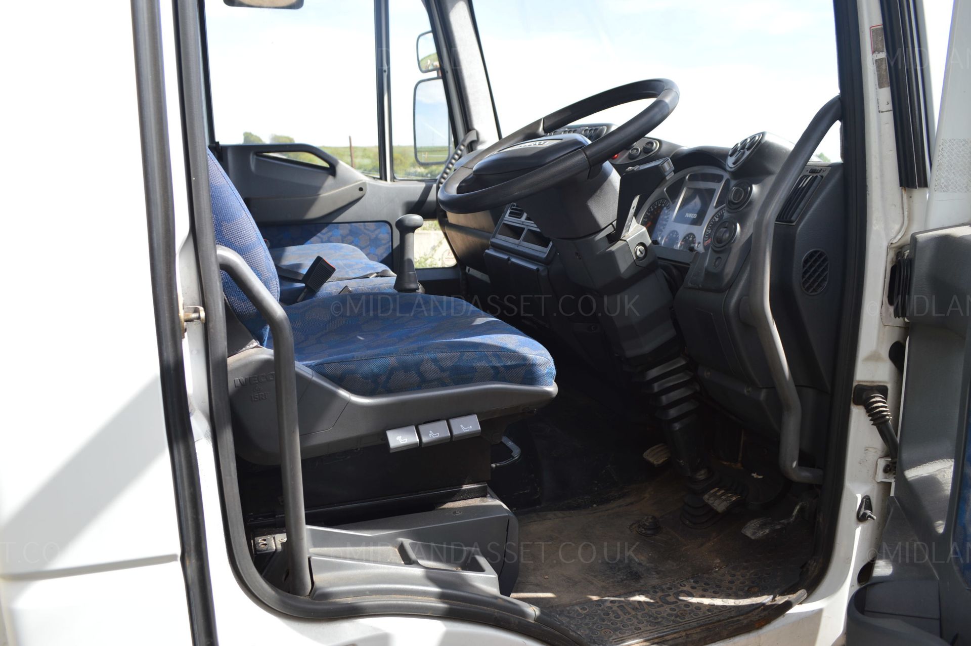 2004/04 REG IVECO EUROCARGO 75E17 BOX VAN WITH TAIL LIFT - Image 13 of 20