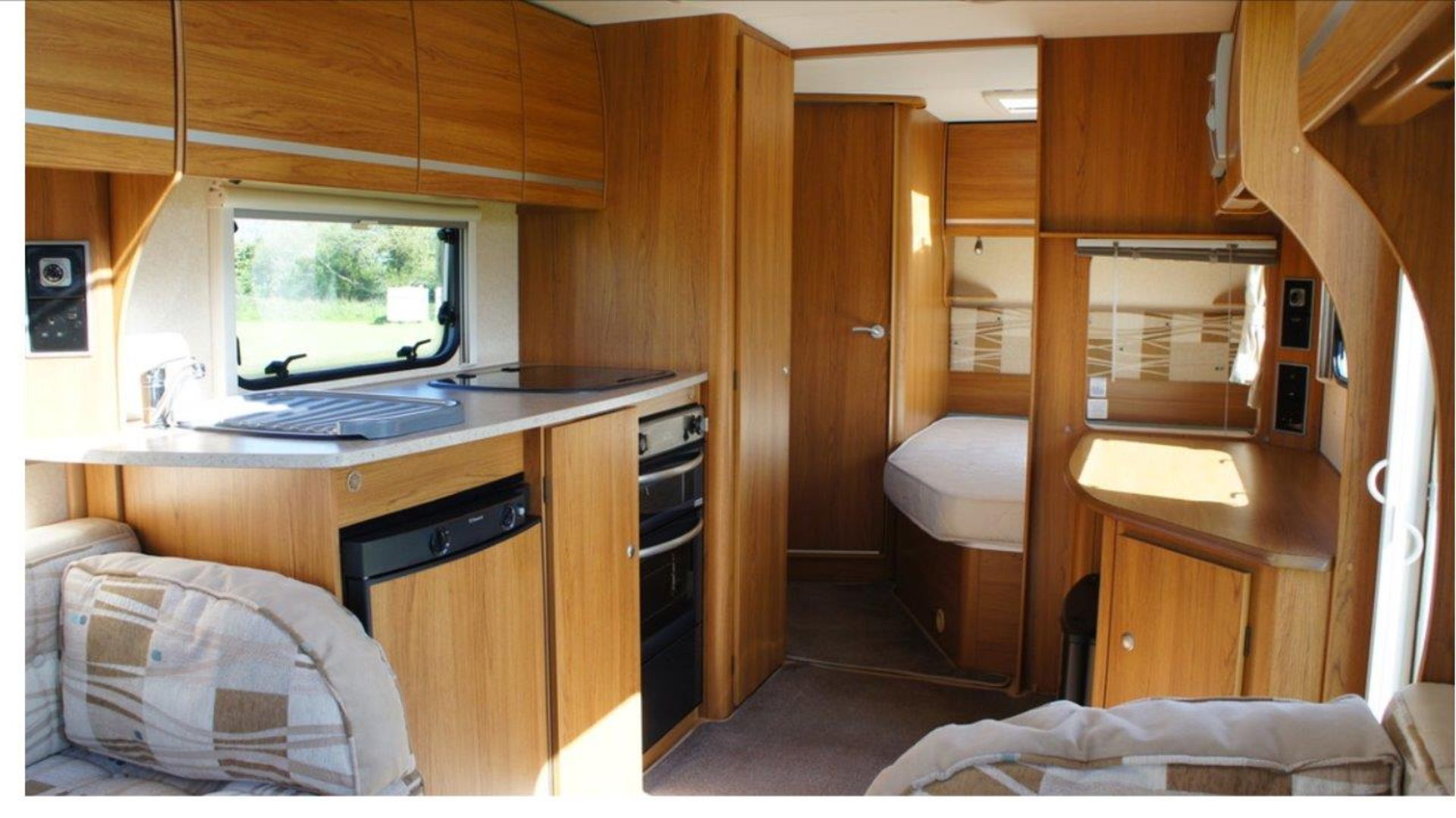 2009 BAILEY PAGEANT SERIES 7 BURGUNDY 4 BERTH TOURER CARAVAN *NO VAT* - Image 4 of 12