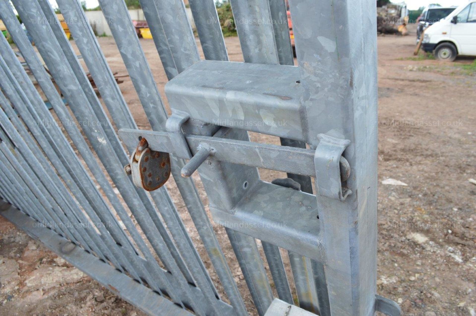 PAIR OF PALISADE GATES *NO VAT* - Bild 4 aus 8