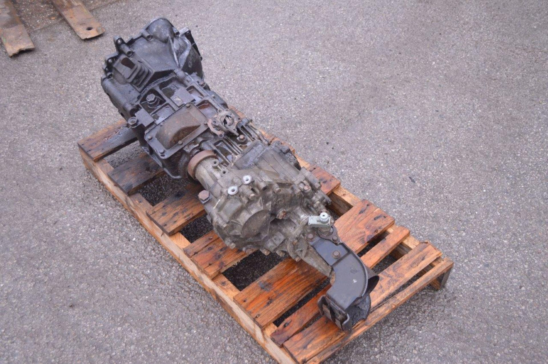 MITSUBISHI L200 GEARBOX AND TRANSFER BOX - Image 3 of 6