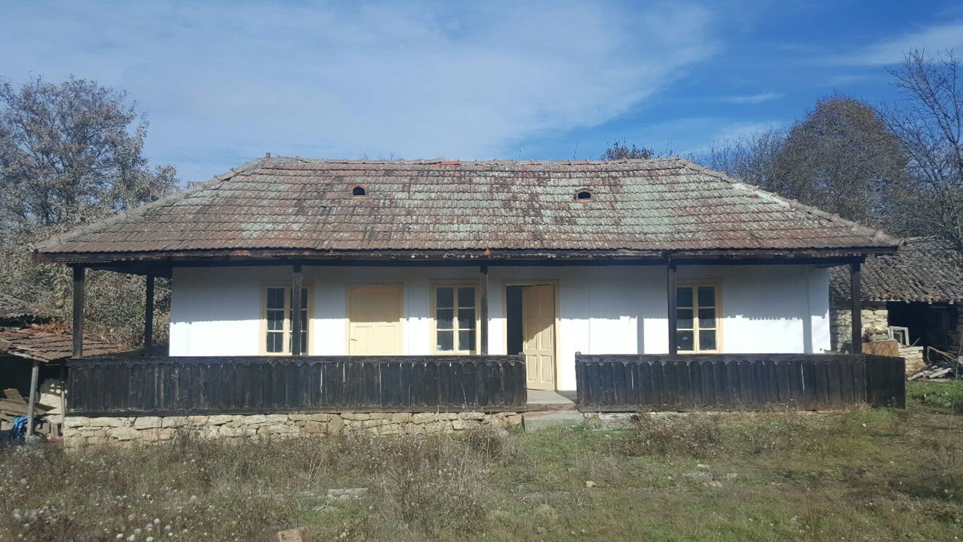 VERY SOLID 3 BED GERMAN COTTAGE WITH ABOUT 2 ACRES OF LAND AND RIVER, NOT FAR FROM BULGARIAN COAST
