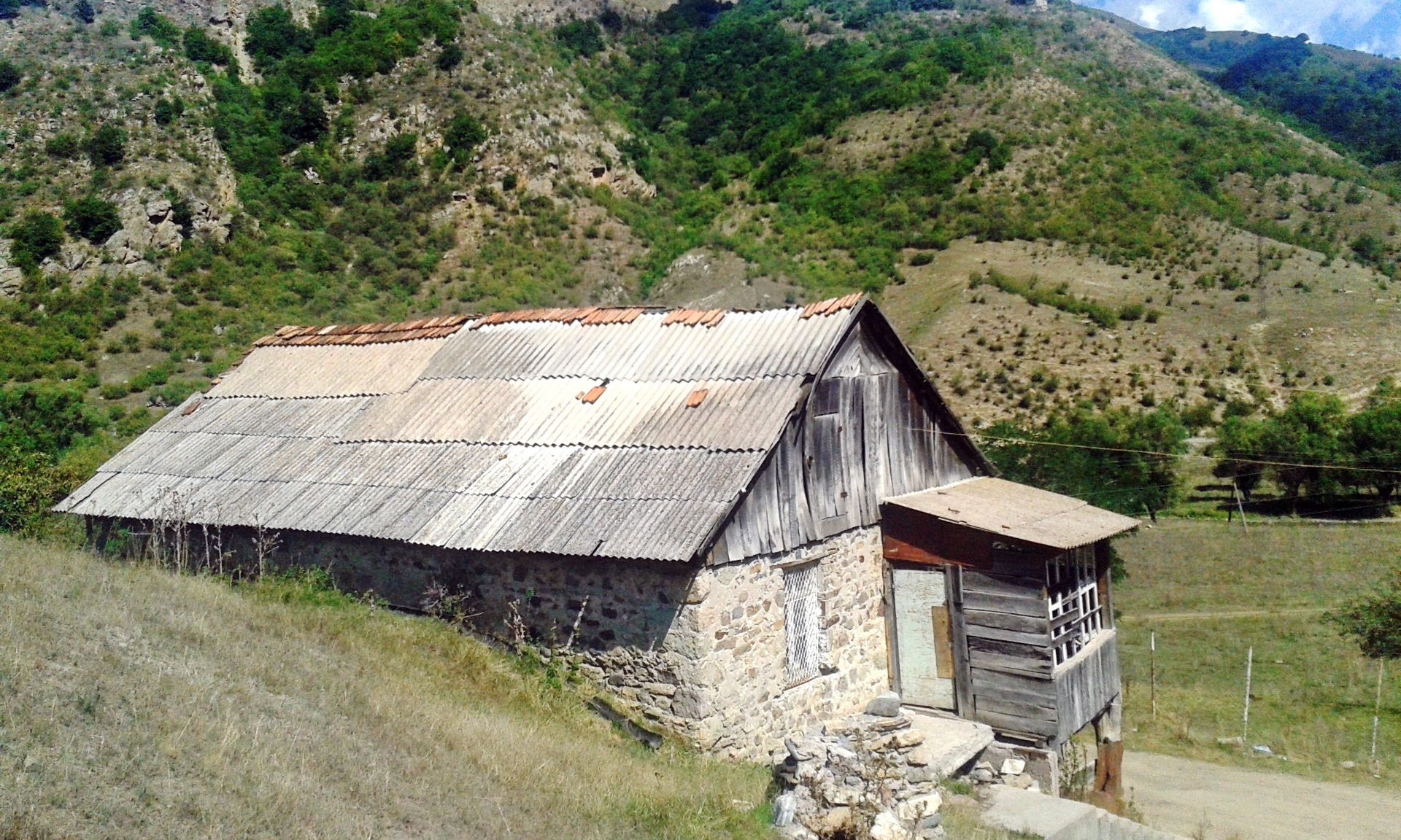 SPECTACULAR MOUNTAIN HOME IN DZORAVANK, ARMENIA - Image 3 of 15