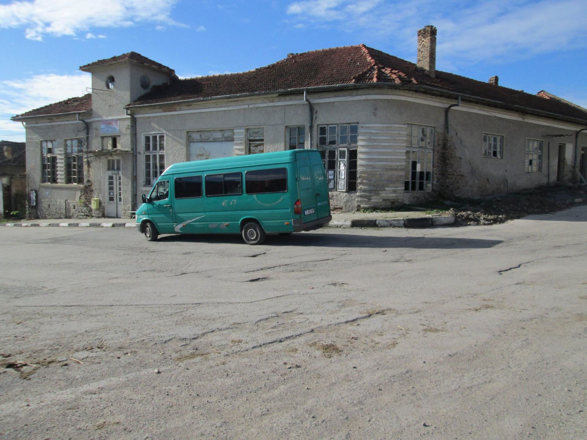 HUGE BUILDING WITH 10 ROOMS SITUATED IN ALVANOVO, TARGOVISHTA REGION BULGARIA - Image 3 of 33