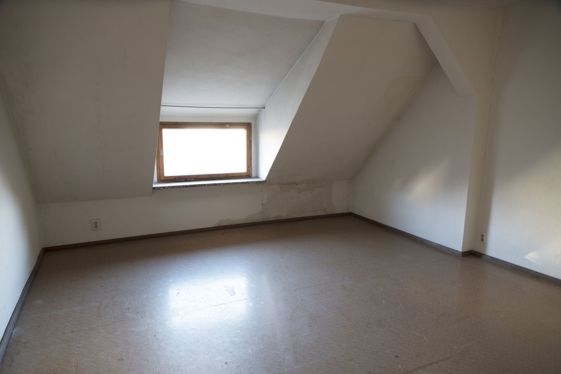 4 STOREY GERMANY APARTMENT BLOCK IN ADDITION TO A FULL BASEMENT + HUGE ATTIC! - Image 45 of 76