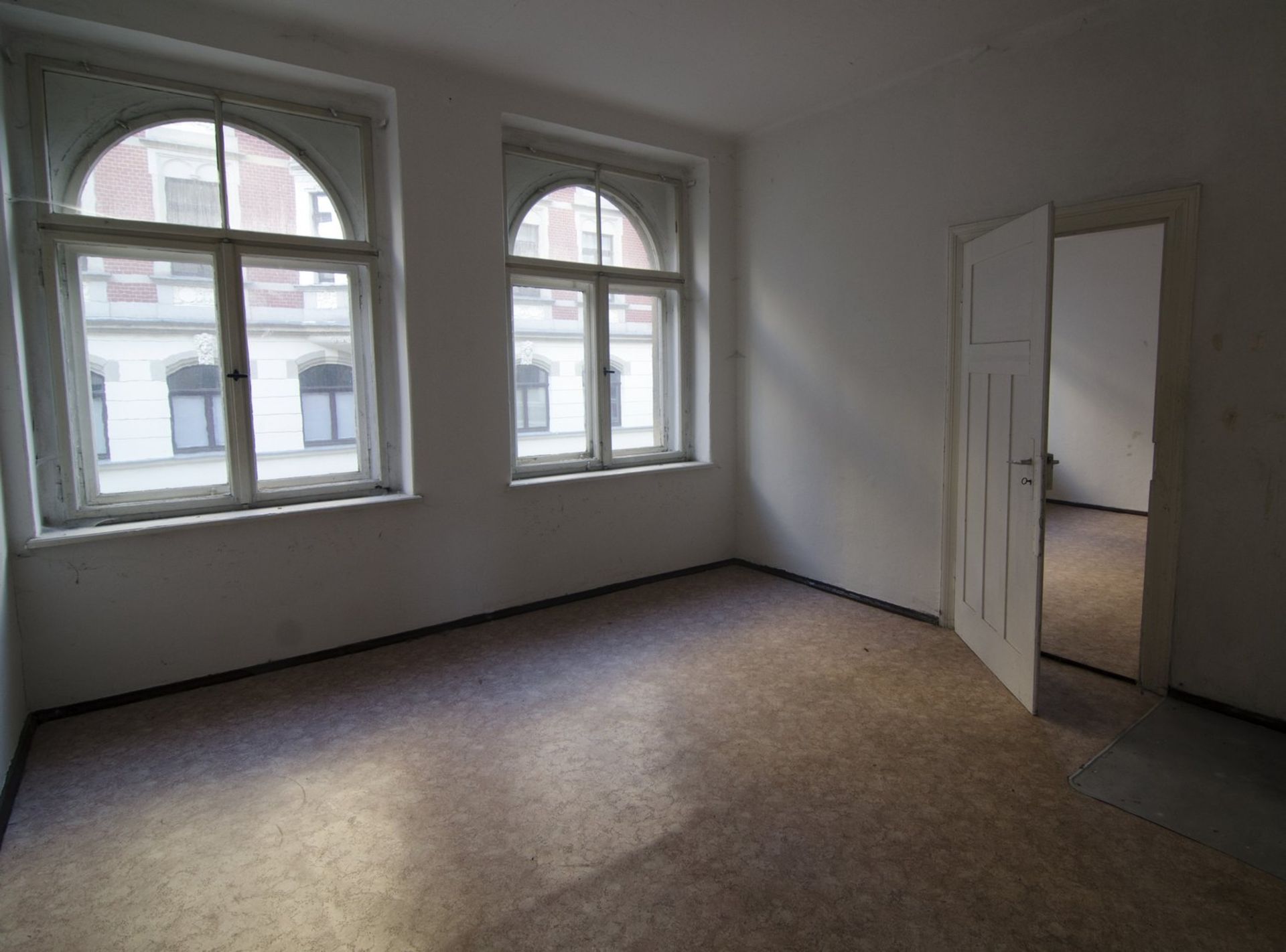4 STOREY GERMANY APARTMENT BLOCK IN ADDITION TO A FULL BASEMENT + HUGE ATTIC! - Image 34 of 76