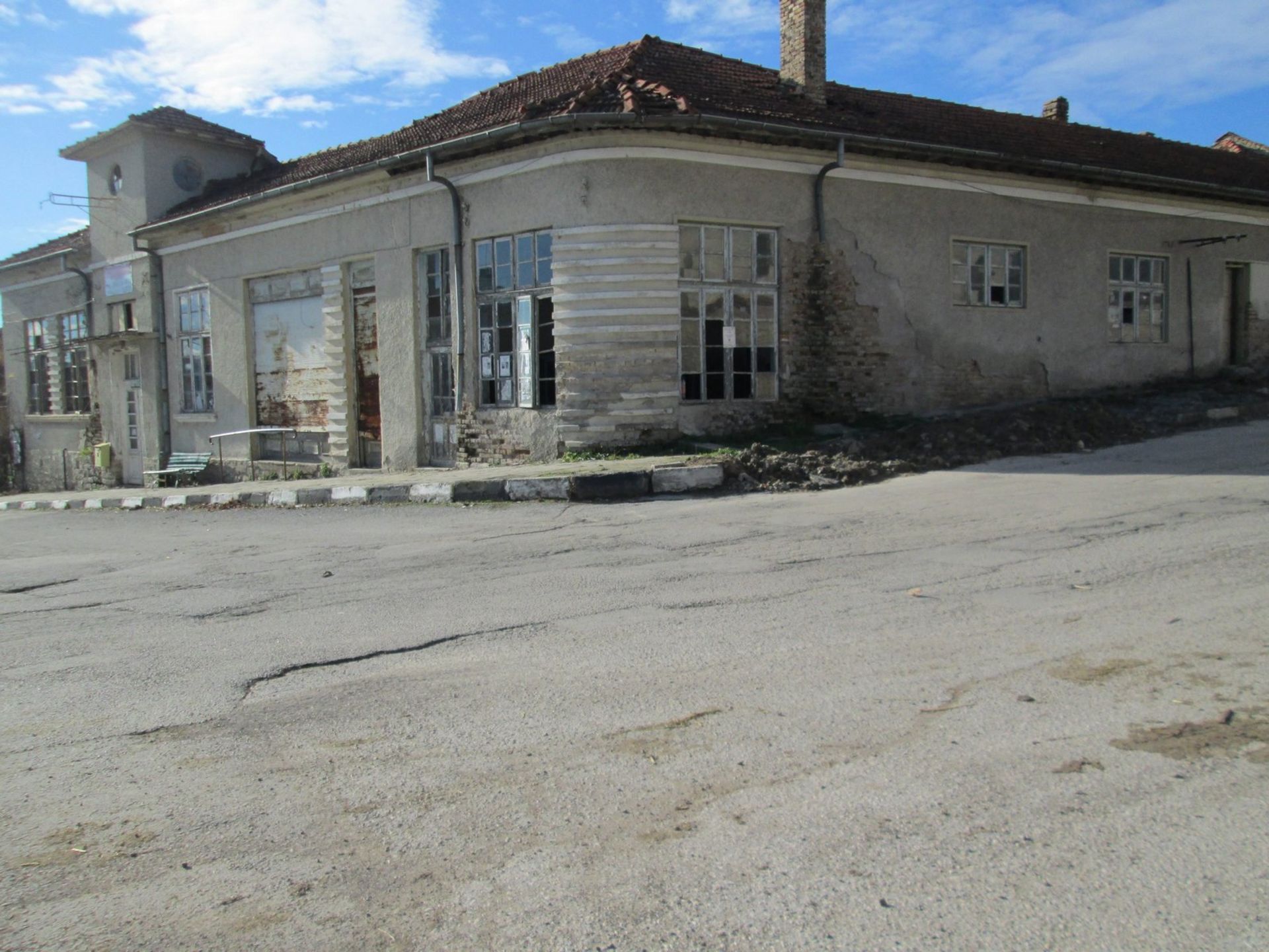 HUGE BUILDING WITH 10 ROOMS SITUATED IN ALVANOVO, TARGOVISHTA REGION BULGARIA - Image 4 of 33