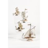 Two thimble holders sailboats in mother-of-pearl, golden metal and shell. It bears the