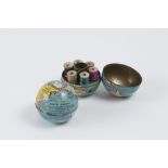 Two small enameled metal earth globes which hold 6 thread reels and 1 thimble. Diameter: 4,3 cm.