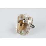 Thimble holder in the shape of a shield in mother-of-pearl. Decorated with painted garlands of