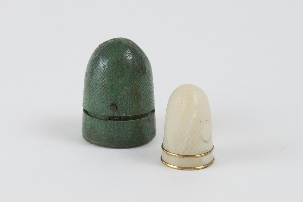 Thimble holder casket in shagreen for one mother-of-pearl thimble. H: 3 cm. End of the XVIII/