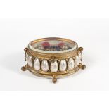 Palais Royal. Chestnut box with a lid decorated with mother-of-pearl. It contains 10 sewing