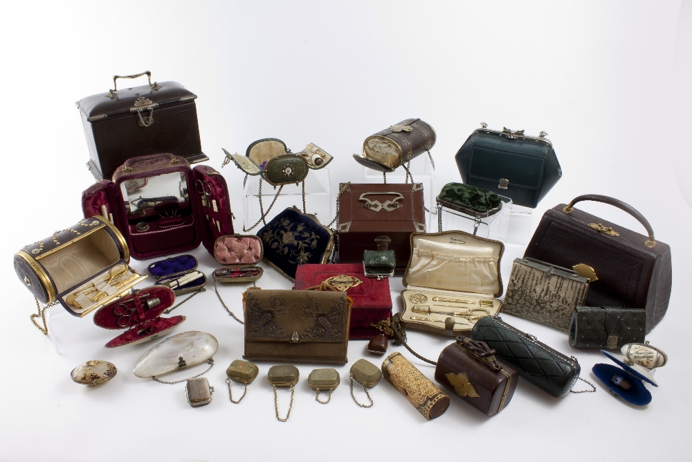 Important lot of velvet, shell and leather satchels, wallets and boxes with silk interiors and