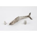 Thimble holder needles and thread reels in the shape of a removable and articulated fish. L: 13.9cm,