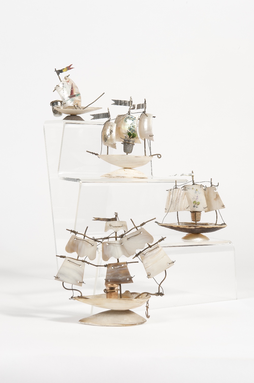 Thimble holder sailboat in mother-of-pearl, golden metal and shell. Decoration of painted flowers