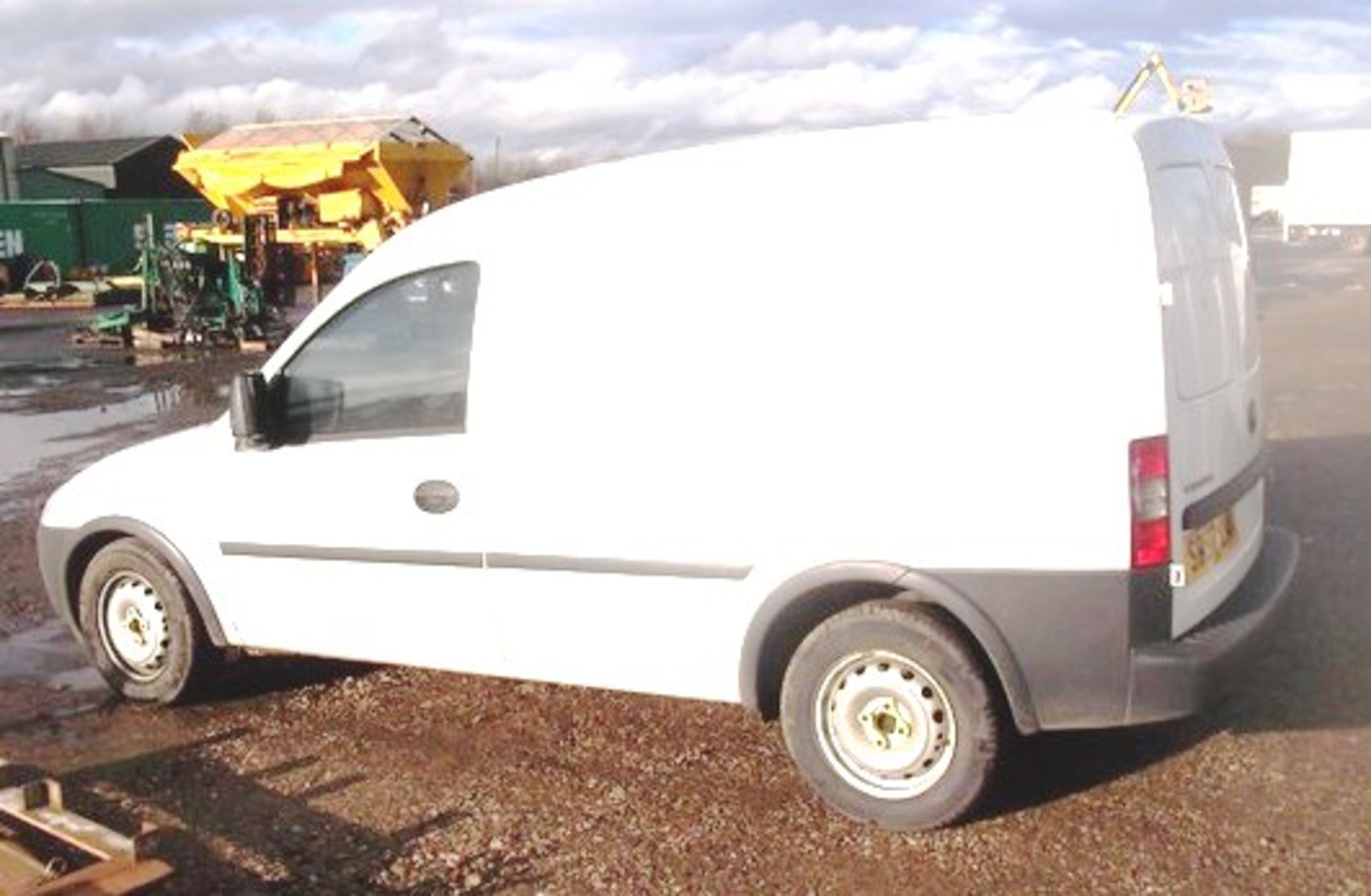 VAUXHALL COMBO 1700 CDTI - 1248cc
Body: 2 Dr Van
Color: White
First Reg: 27/11/2007
Doors: 2
MOT: - Image 6 of 8