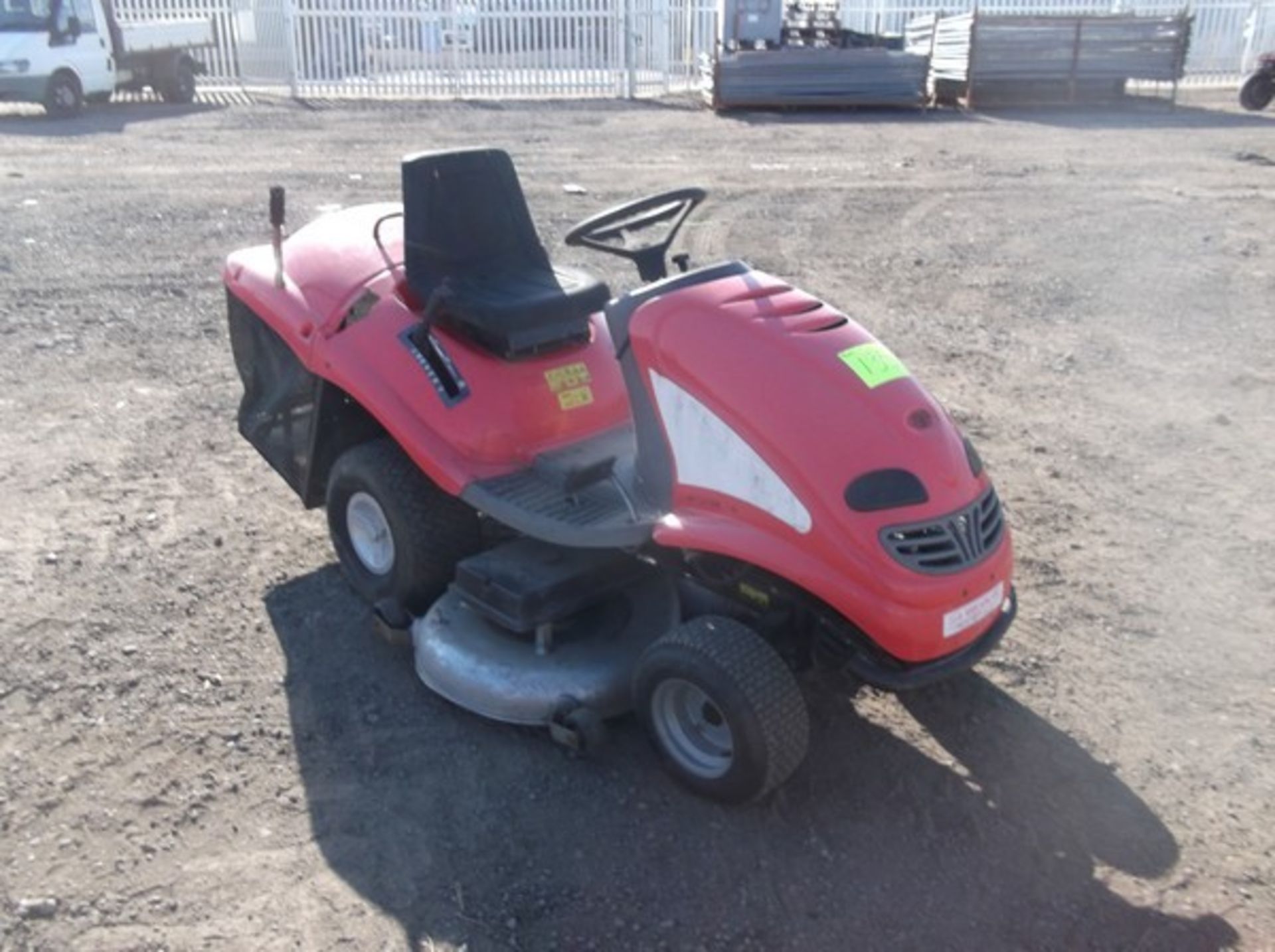 RIDE ON MOWER AG122/18H 48" DECK. HYDROSTATIC DRIVE, 18HPV TWIN BRIGGS & STRATTON ENGINE - Image 2 of 5