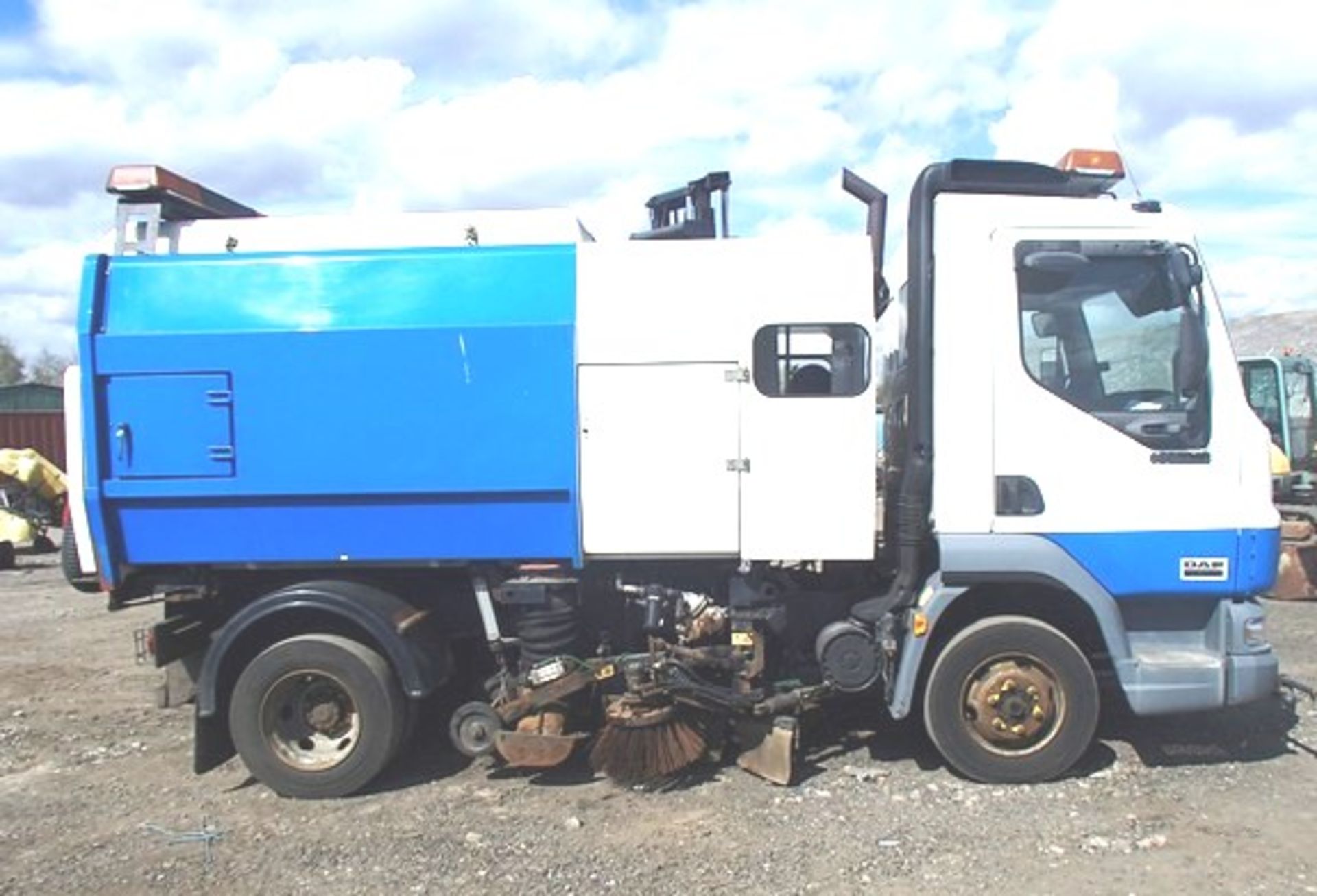 DAF TRUCKS FA LF45.150 - 3920cc
Body: 2 Dr
Color: White
First Reg: 01/11/2005
Doors: 2
MOT: 31/08/ - Image 15 of 20