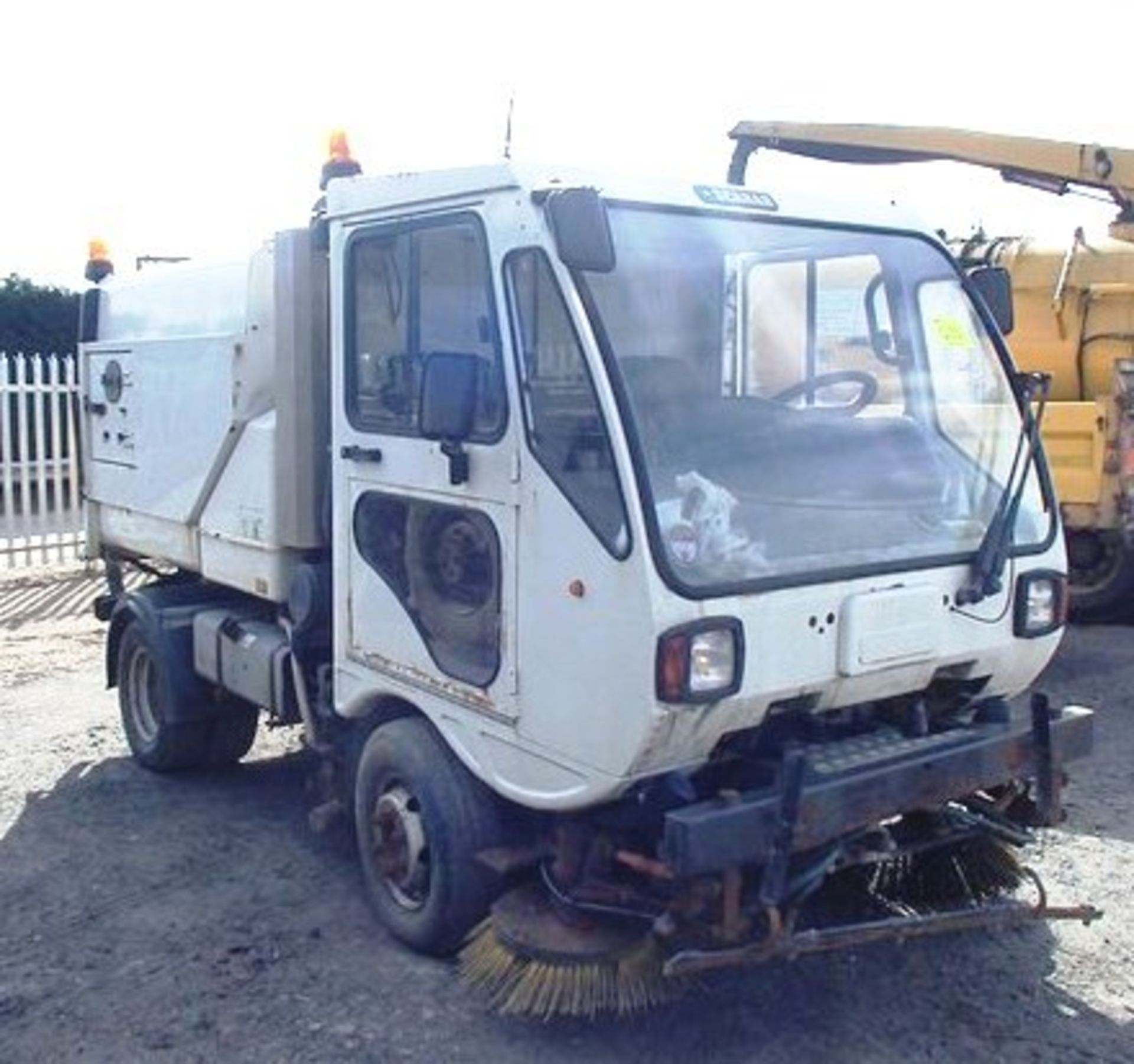 SCARAB 3.5 - 2776cc
Body: 2 Dr Truck
Color: White
First Reg: 01/06/2001
Doors: 2
MOT: 
Mileage: - Image 3 of 8