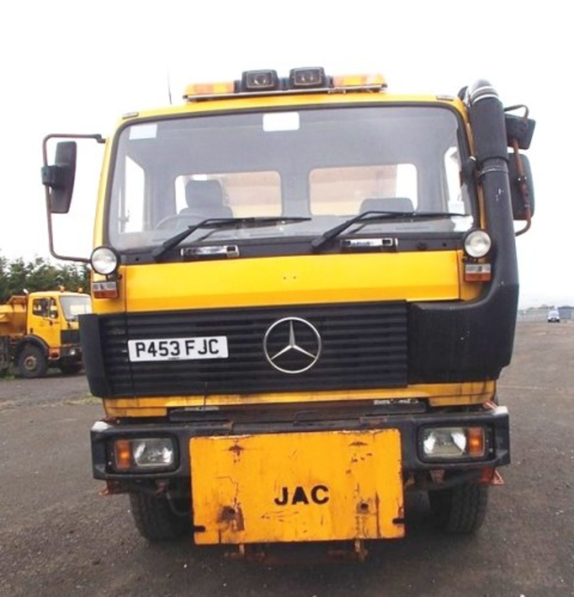 MERCEDES 1820AK - 5598cc
Body: 2 Dr Truck
Color: Yellow
First Reg: 03/09/1996
Doors: 2
MOT: - Image 5 of 12