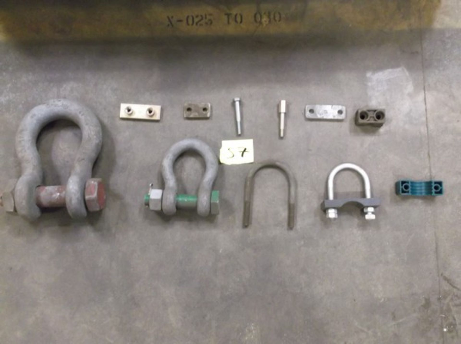 LARGE SELECTION OF SHACKLES, FLANGES, NUTS & BOLTS, VARIOUS OTHER TOOLS & SPARES (MOSTLY/ALL UNUSED) - Bild 2 aus 2