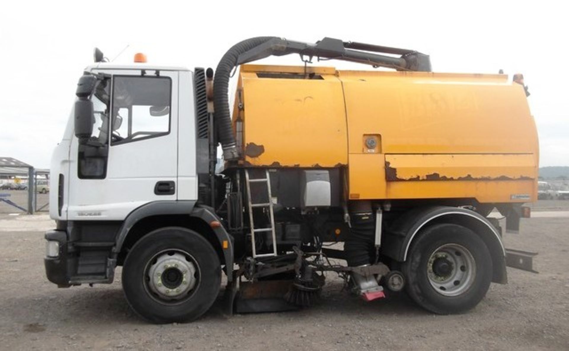 IVECO EUROCARGO - 5880cc
Body: 2 Dr Truck
Color: White
First Reg: 08/10/2007
Doors: 2
MOT: 
Mileage: - Image 4 of 11