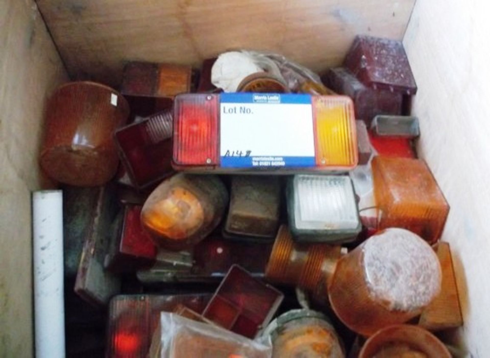 BOX CONTAINING TAIL LIGHT FITTINGS AND ORANGE FLASHING LIGHTS