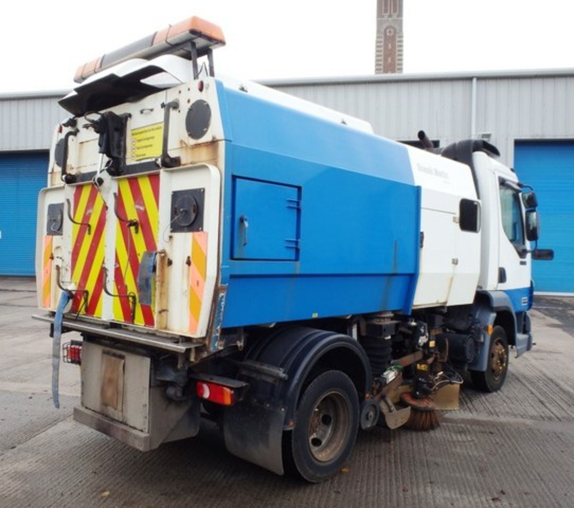 DAF TRUCKS FA LF45.150 - 3920cc
Body: 2 Dr Truck
Color: White
First Reg: 01/08/2005
Doors: 2
MOT: - Image 12 of 16