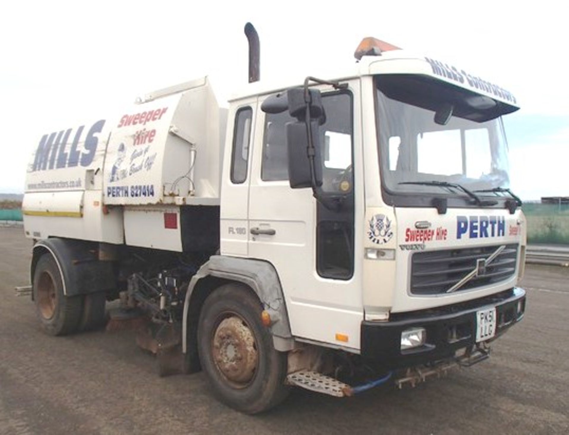 VOLVO FL - 5480cc
Body: 2 Dr Truck
Color: White
First Reg: 04/01/2002
Doors: 2
MOT: 30/06/2016 - Image 7 of 13