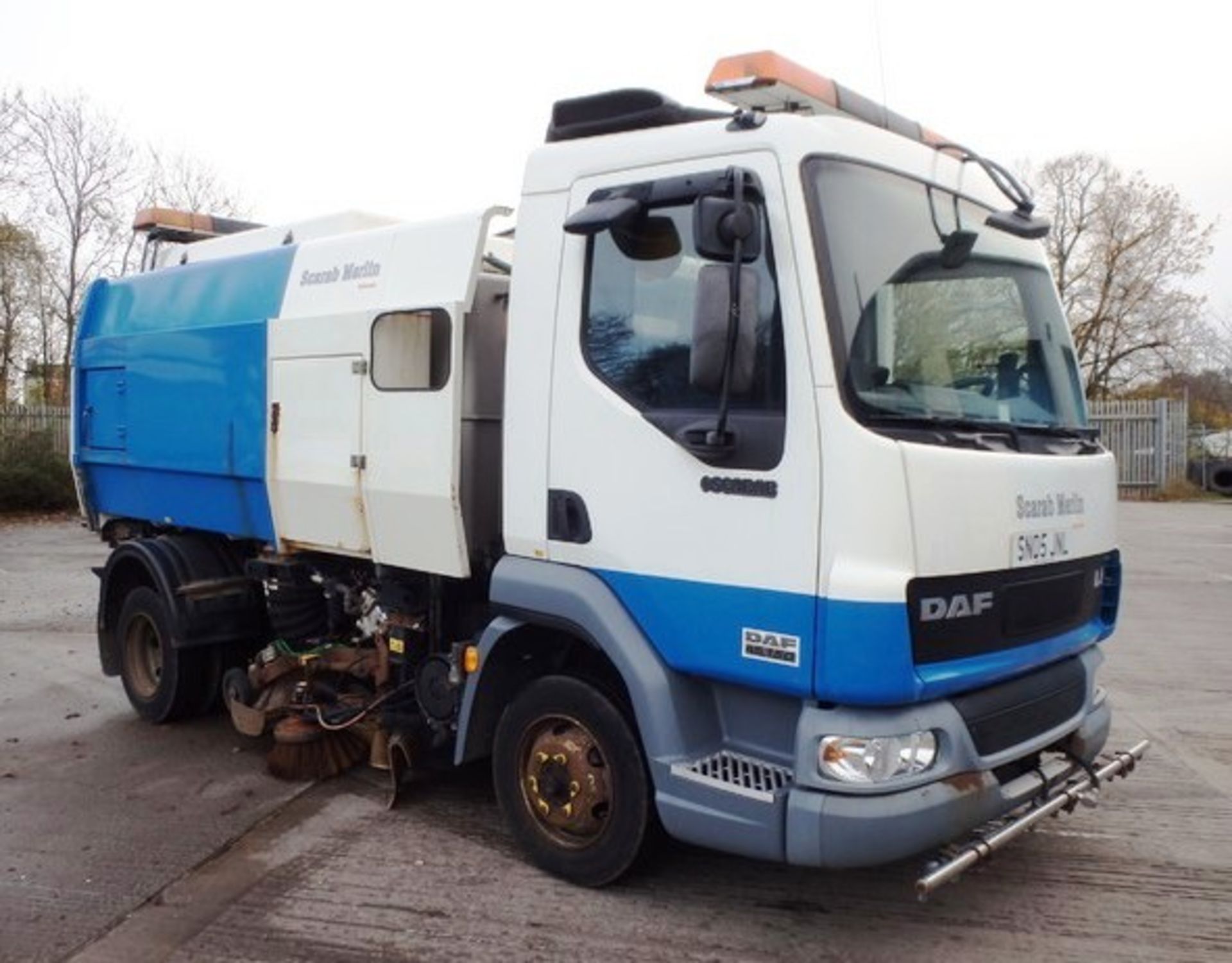 DAF TRUCKS FA LF45.150 - 3920cc
Body: 2 Dr Truck
Color: White
First Reg: 01/08/2005
Doors: 2
MOT: - Image 10 of 16