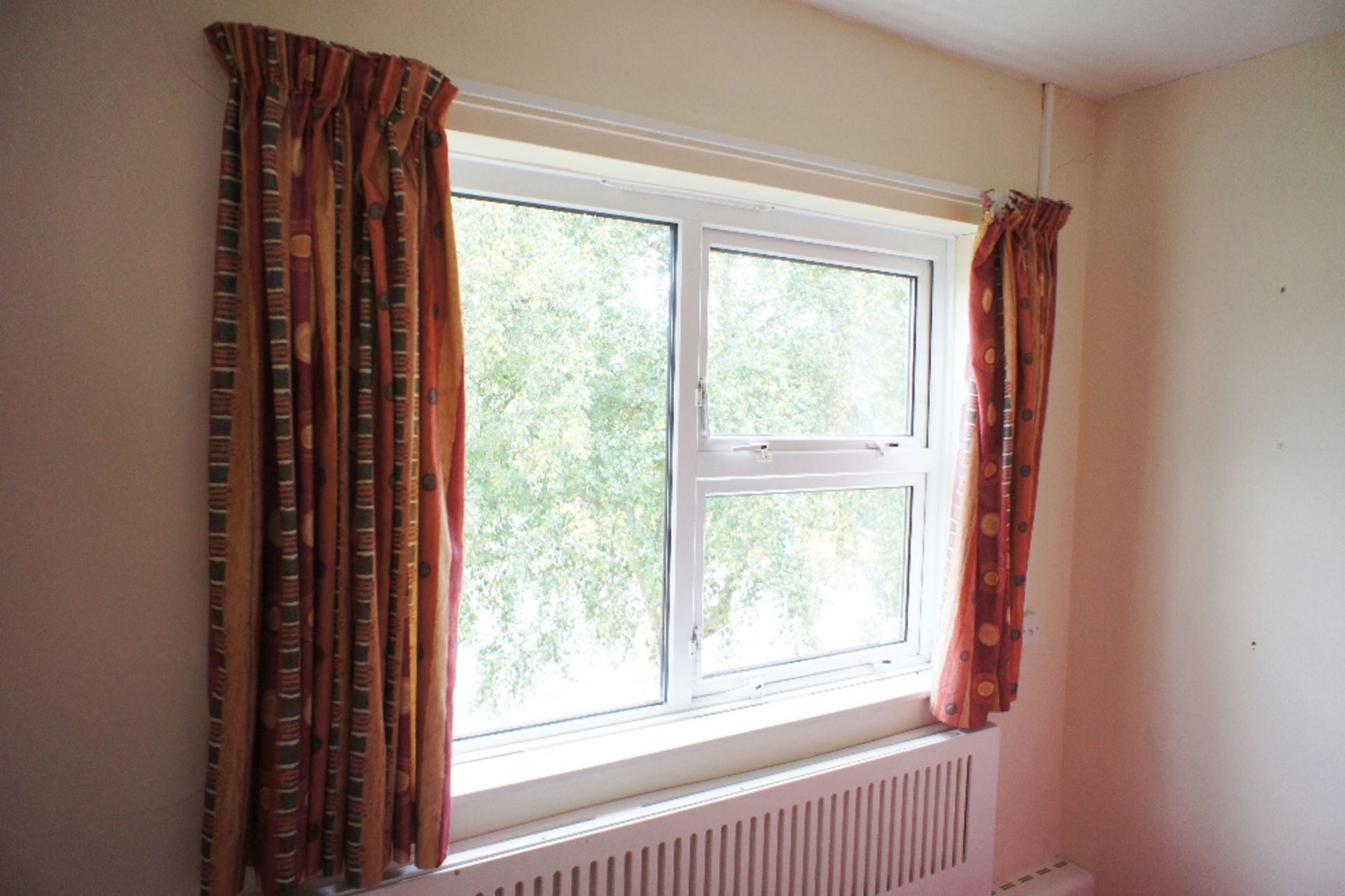 all curtains and blinds as hung throughout property of Davey Court - Image 4 of 4