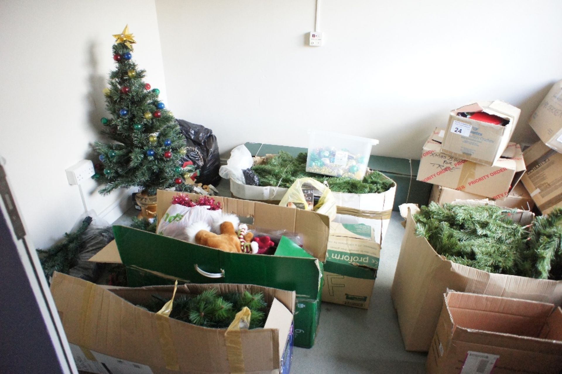 a quantity of miscellaneous Christmas decorations (located in room 9, Davey Court)