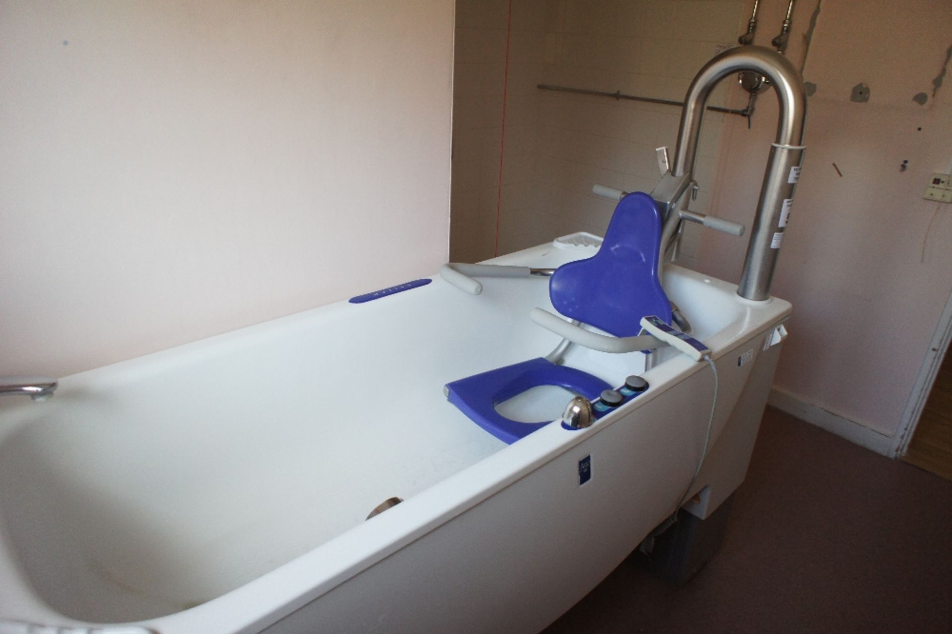 1 ARJO Malibu electrically operated rise and fall patient bath with inbuilt patient seat/lift, - Image 2 of 2