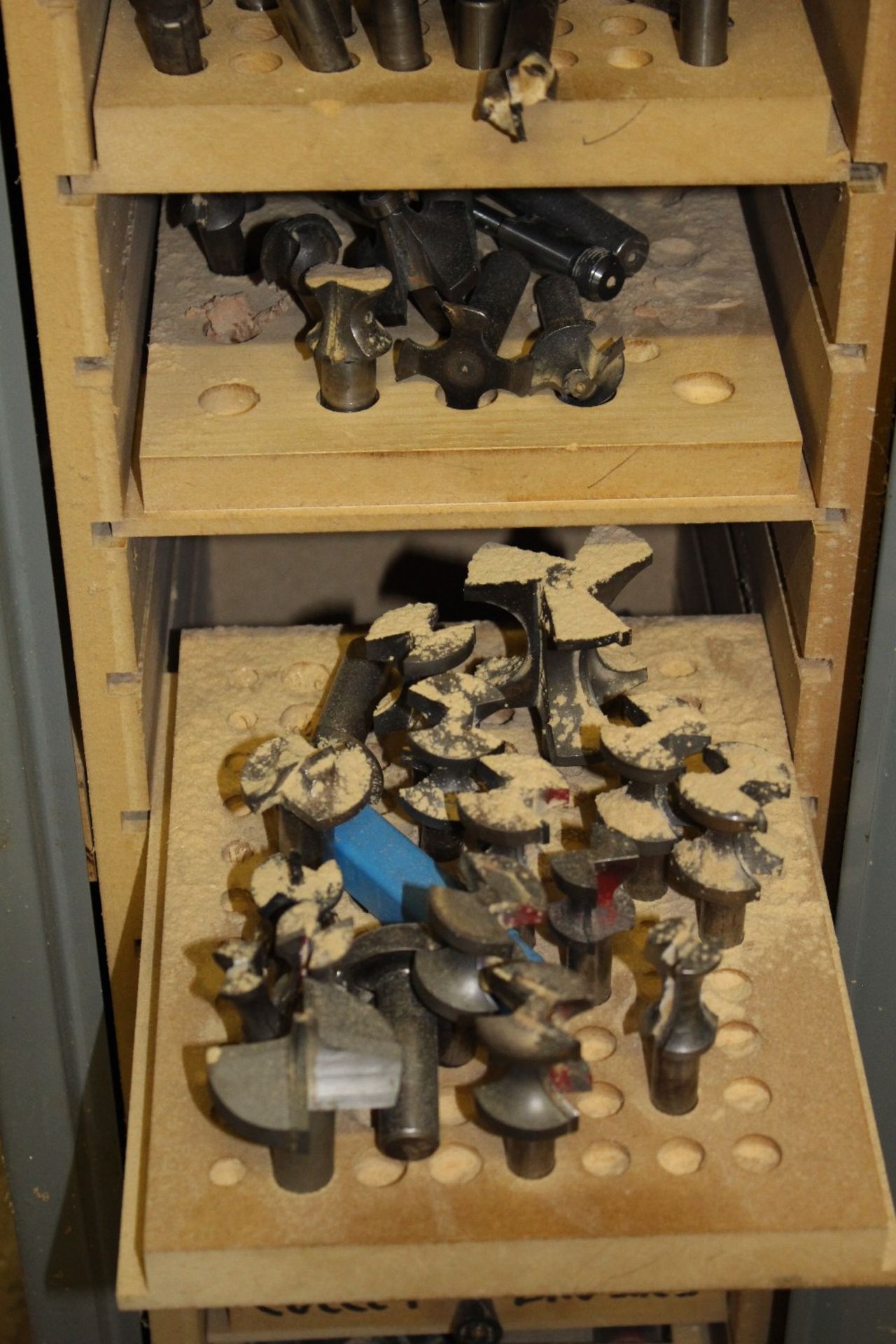 1 tall / thin grey metal cabinet containing a large qty of various cutting tools - Image 9 of 10