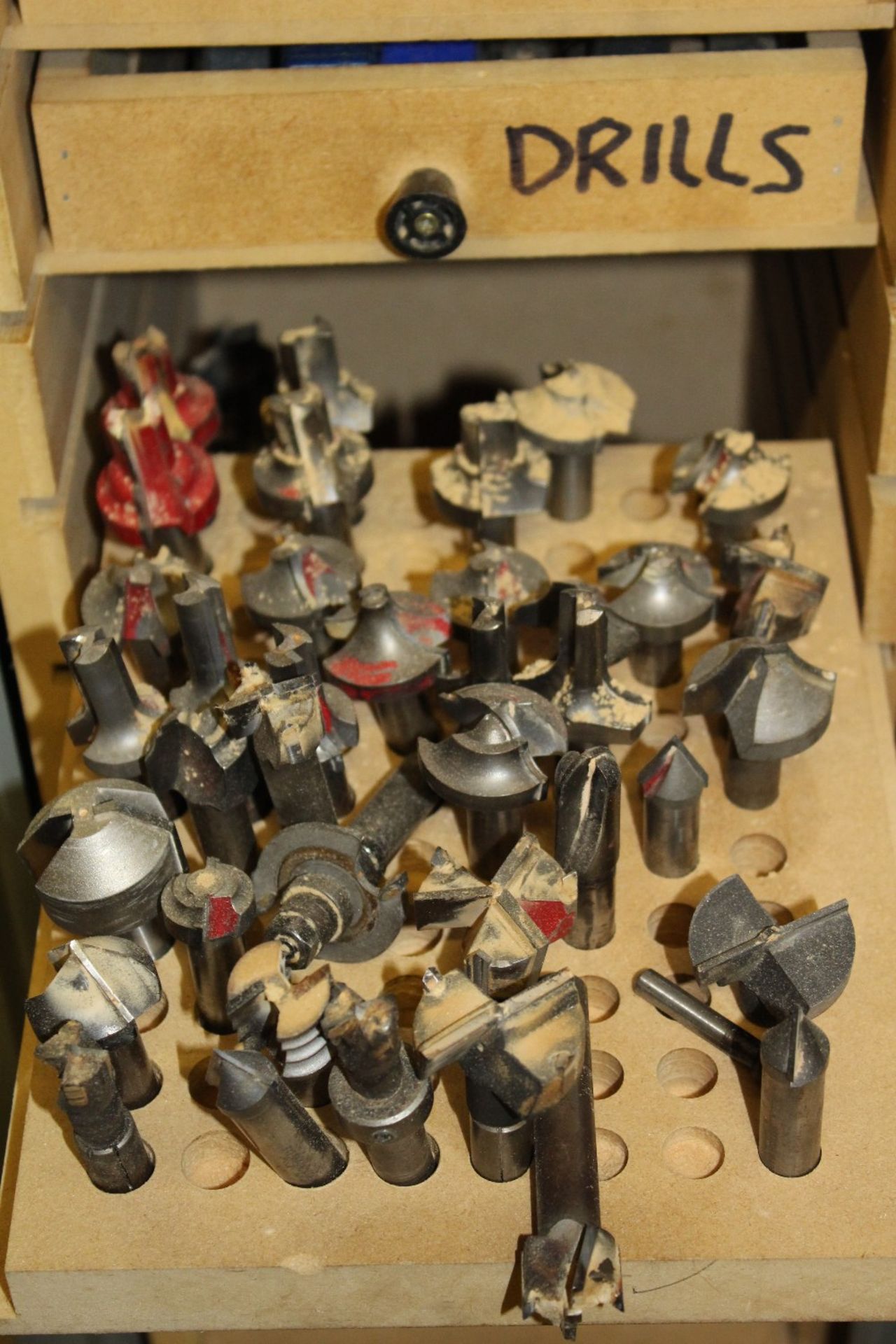 1 tall / thin grey metal cabinet containing a large qty of various cutting tools - Image 7 of 10