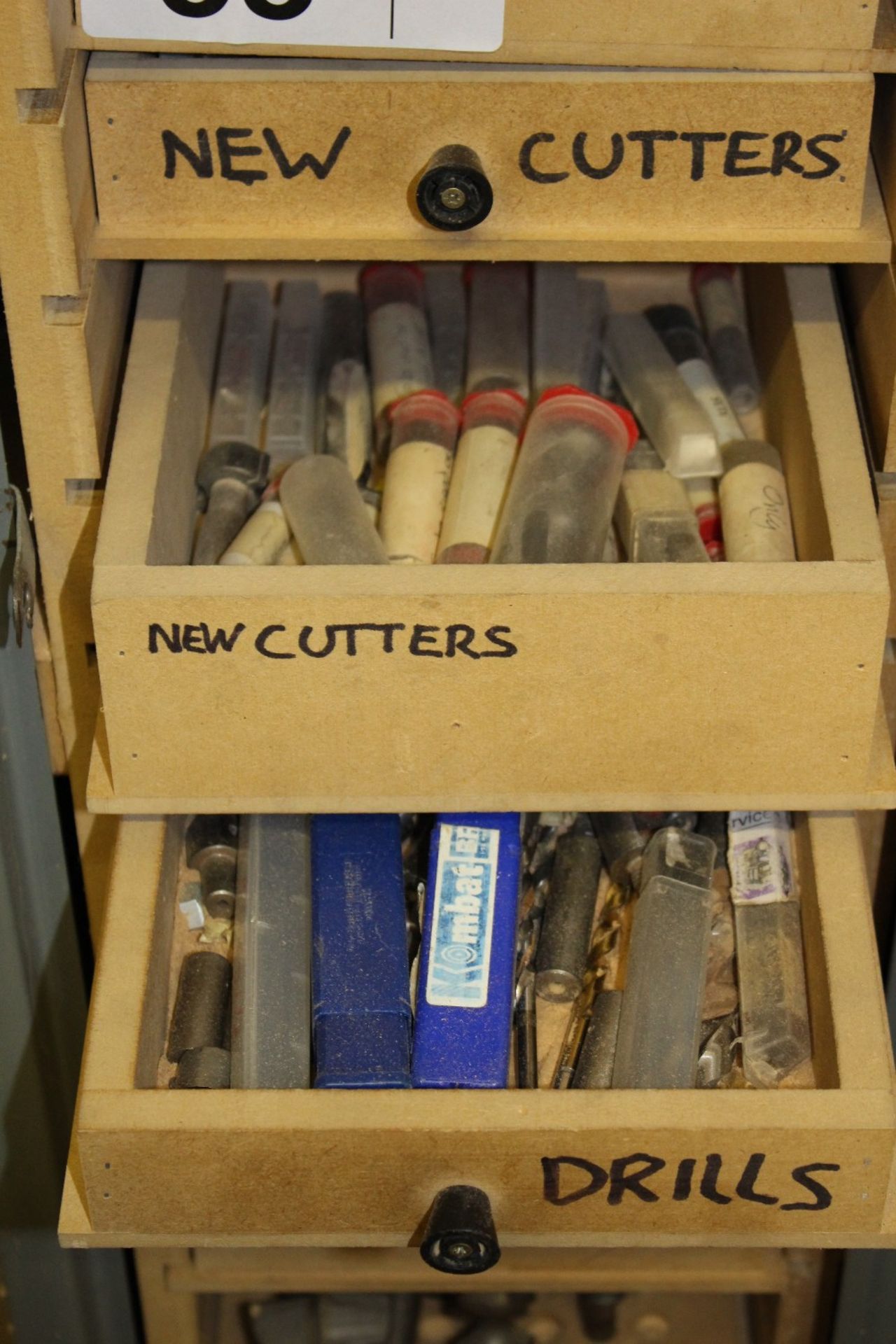 1 tall / thin grey metal cabinet containing a large qty of various cutting tools - Image 6 of 10