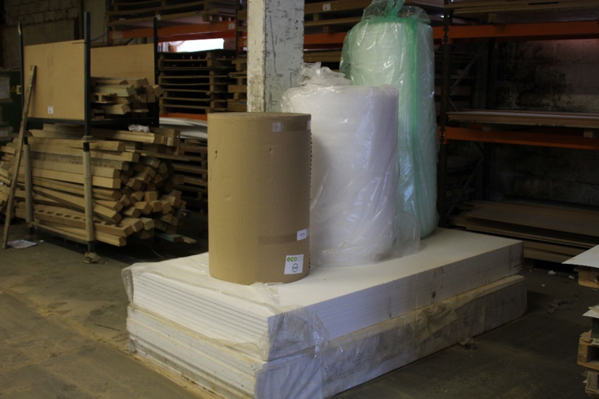 a qty of expanded polystyrene packing sheets each at 25mm x 1.2m x 2.4m, 1 roll of bubble wrap, 1 - Image 3 of 3