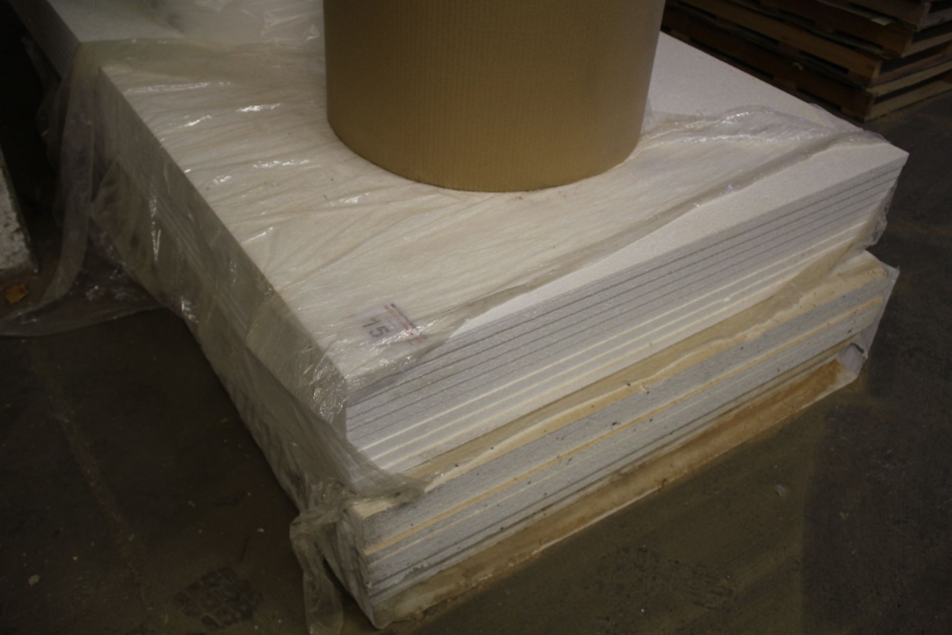 a qty of expanded polystyrene packing sheets each at 25mm x 1.2m x 2.4m, 1 roll of bubble wrap, 1 - Image 2 of 3