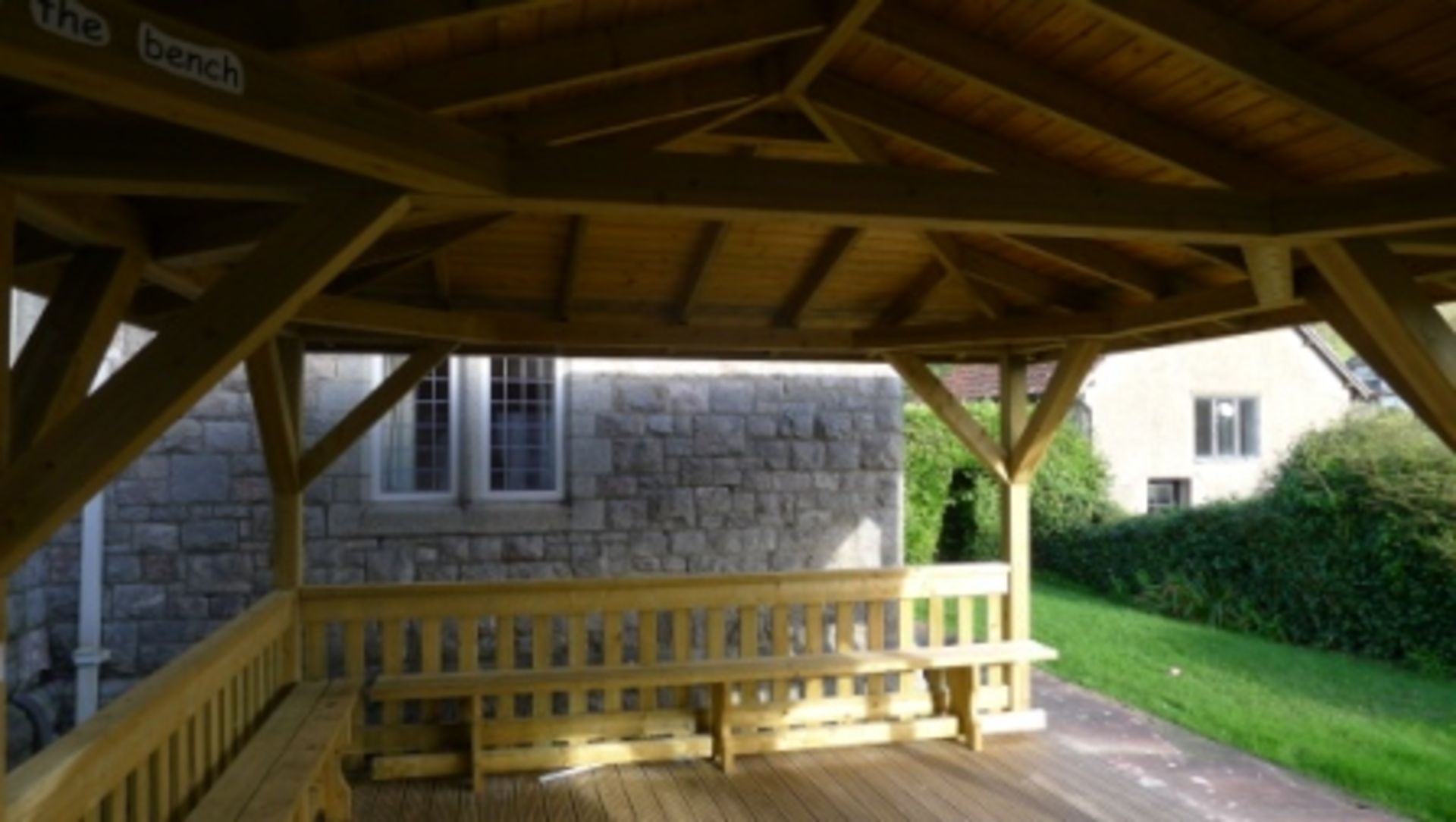 1 large free standing timber constructed outdoor play area with roof and seating, floor area 6m. X - Image 3 of 5