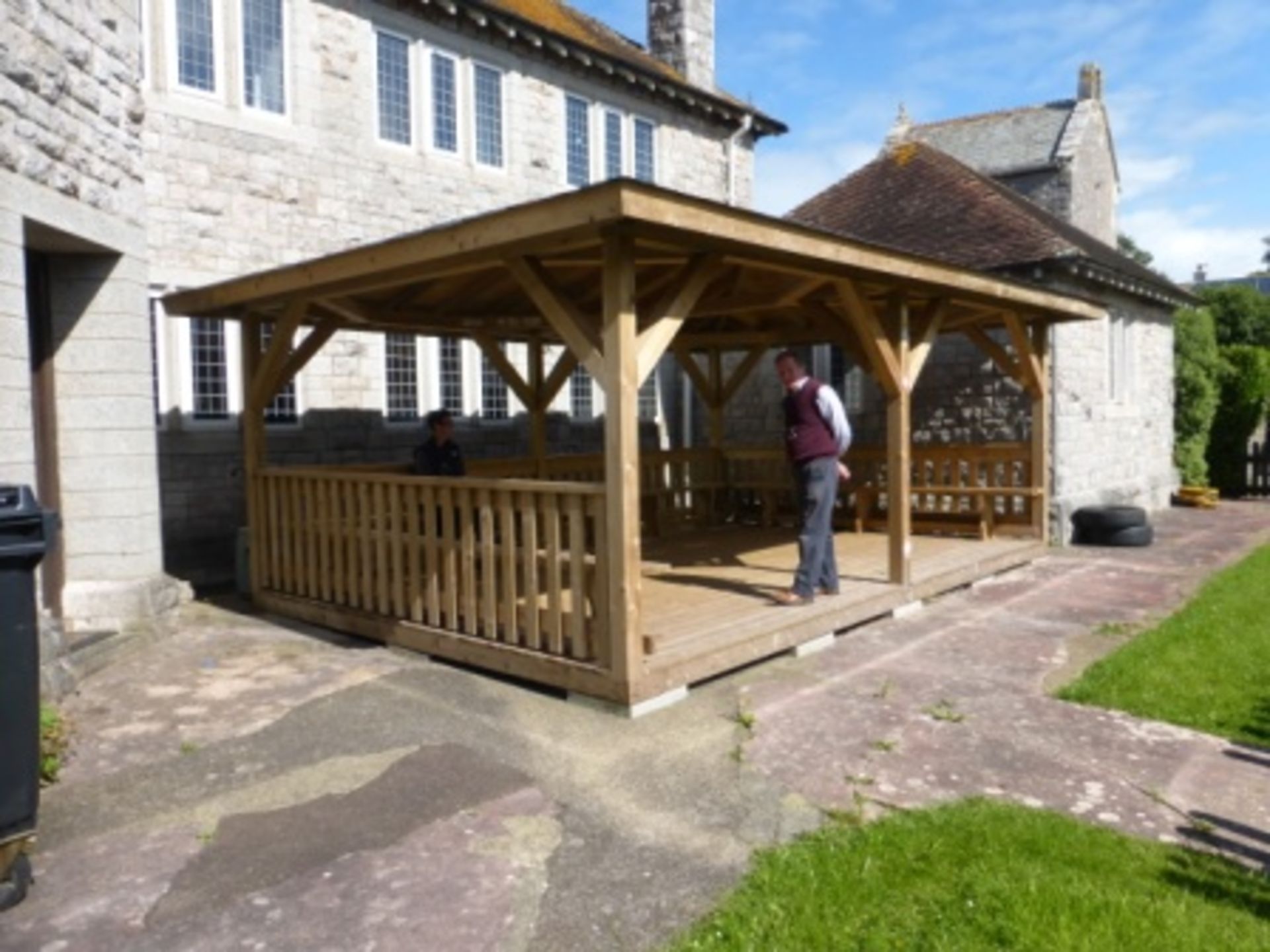 1 large free standing timber constructed outdoor play area with roof and seating, floor area 6m. X - Image 4 of 5