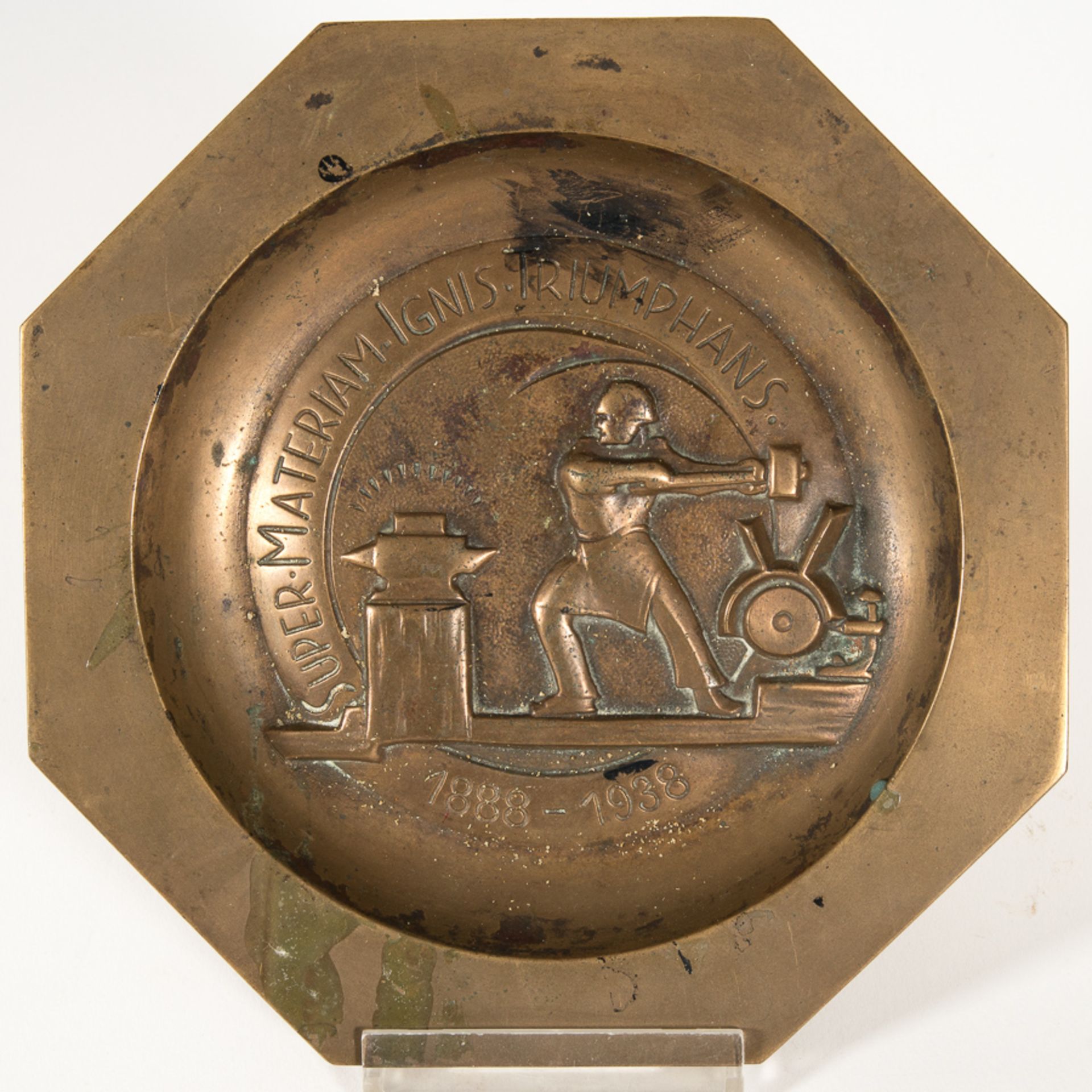 "SUPER MATERIAM IGNIS TRIUMPHANS" 1888-1938. 6eckige Bronzeschale, Durchmesser 17,5 cm.