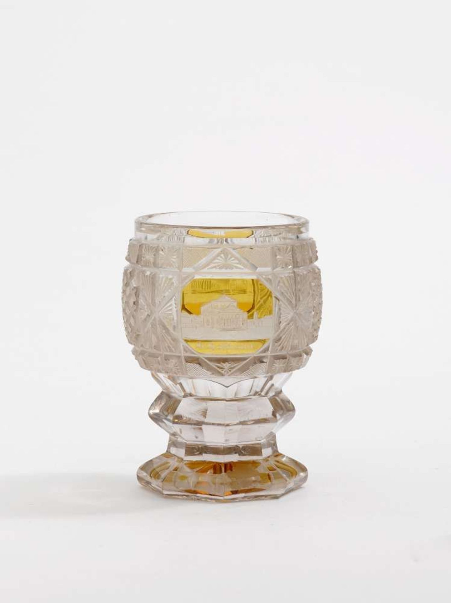 Fußbecher Böhmen, 1. Hälfte 19. Jh.   Farbloses, tlw. silbergelb geätztes Glas mit diversen