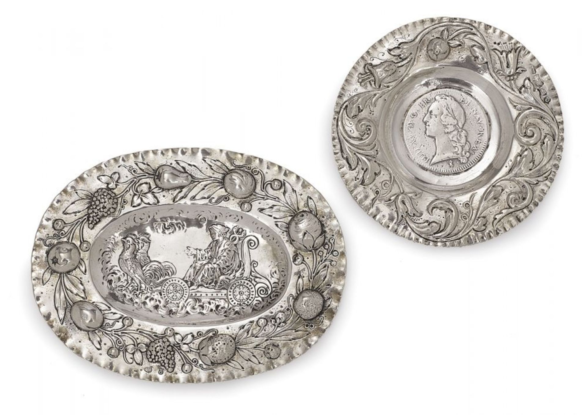 Zwei Zierschälchen Barockstil   Silber. Oval bzw. rund. Reliefdekor: Mann auf einem von Hähnen