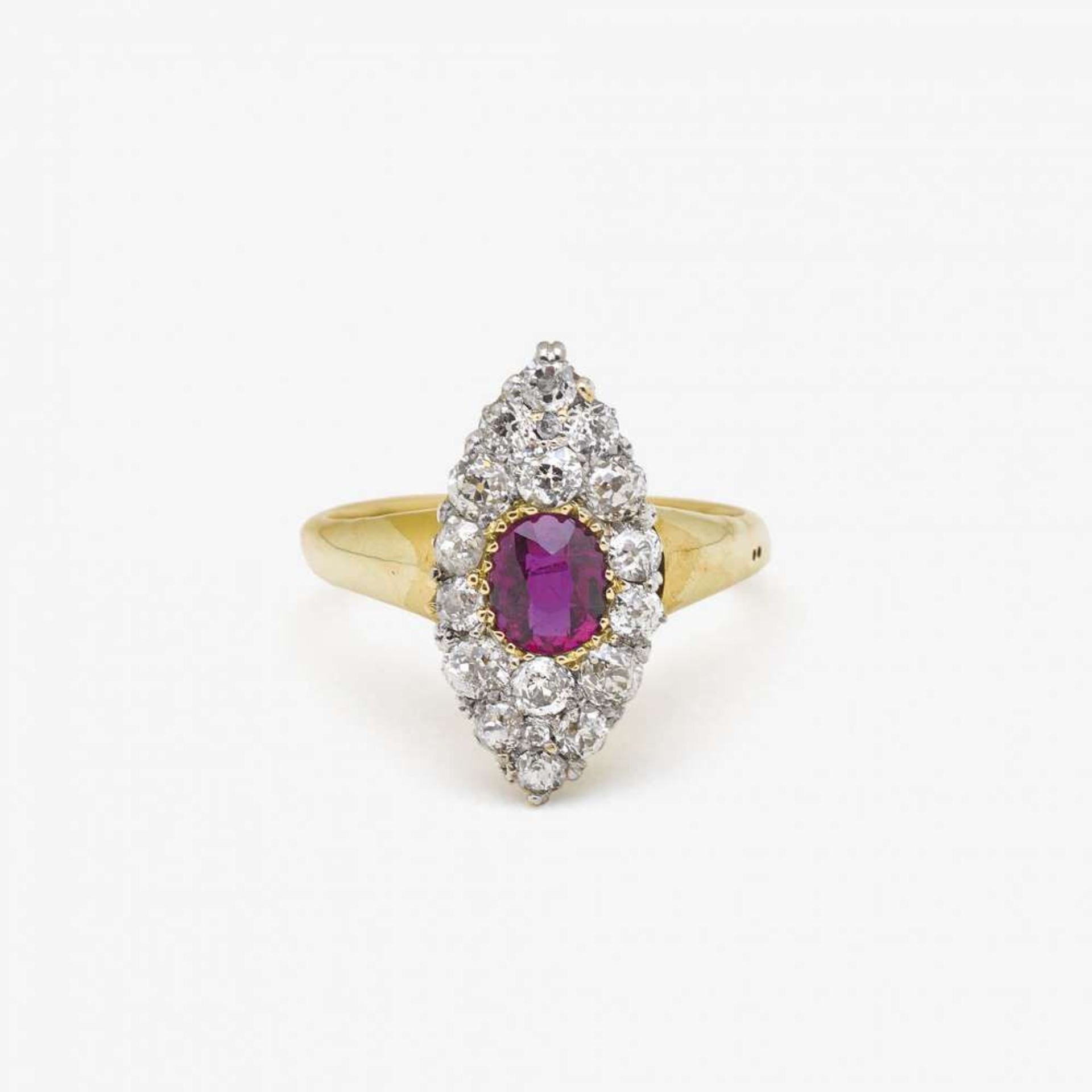 Marquisering mit Rubin und Diamanten England, Viktorianisch um 1885/1900   Gelbgold 750/-,