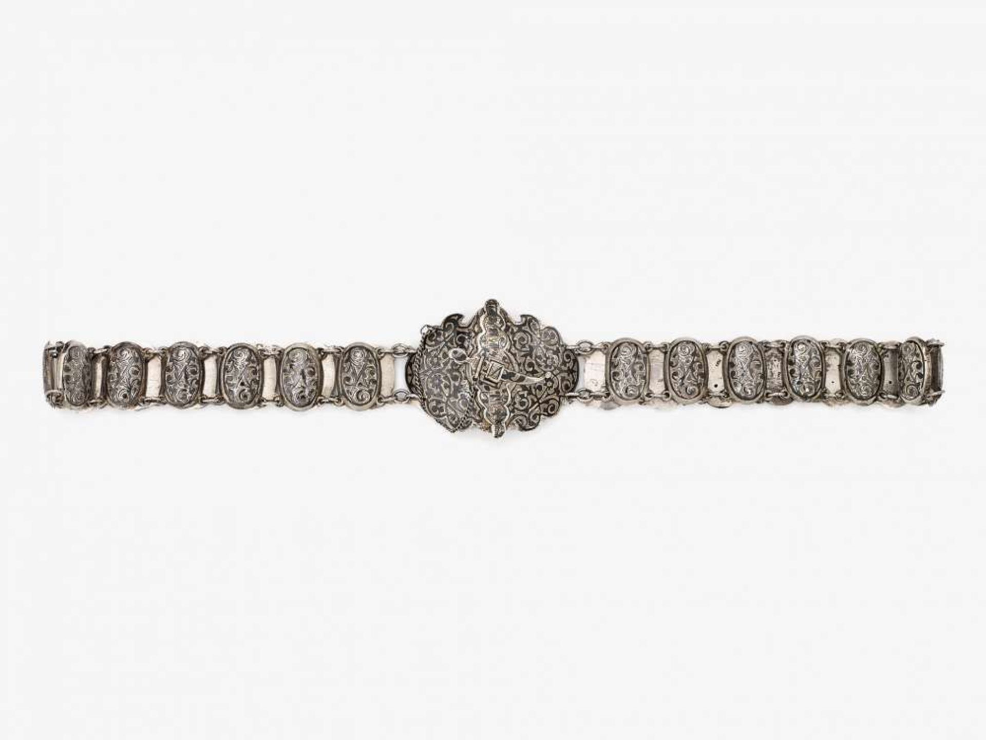Gürtel Russland, 1896 - 1908   Silber. Mit Ringösen verbundene ovale Glieder mit ornamentalem