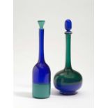 Zwei KaraffenVenini & C., 1990 Glas. Blau-weiß bzw. türkis-weiß unterfangen, farblos überstochen.