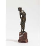 "Salome", um 1900Bronze, braun patiniert. Auf runder Plinthe. Marmorsockel. H. 21 (mit Sockel) cm.