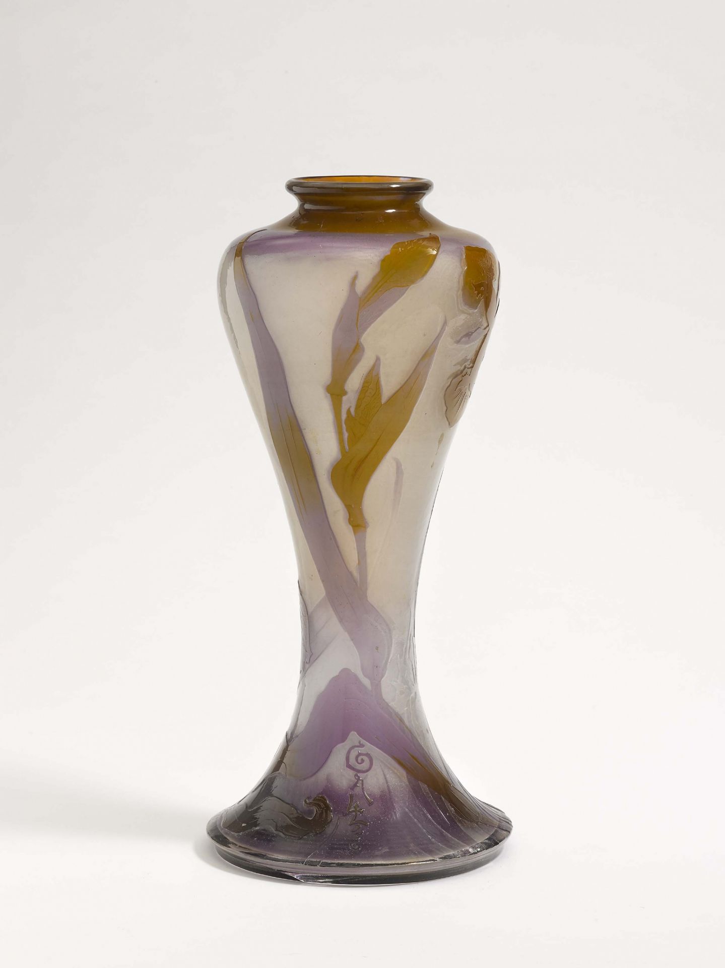 VaseEmile Gallé, Nancy, 1904-1906 Farbloses Überfangglas, milchig weiß. Violett und bernsteinfarben.